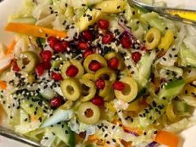 Sok z cytryny dodaje się do sałatek nie tylko dla smaku. Oto dlaczego warto to robić