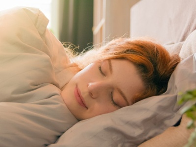 Rodzaj poduszki i kołdry ma znacznie. Jak dobrać idealne akcesoria dla komfortowego snu?