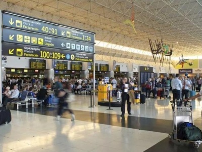 Migranci na Kanarach płacą pełne ceny biletów mimo lat pobytu