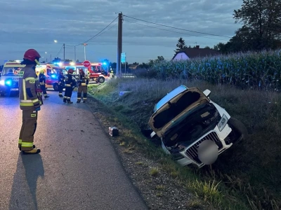 Wypadek w Czyżewie. Dwie osoby w szpitalu, DK63 zablokowana [foto]
