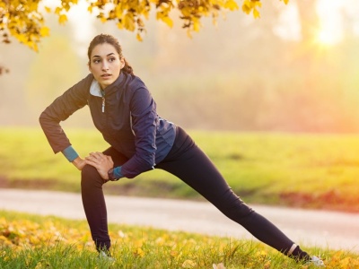 Ćwiczenia idealne na wrzesień. Trening w domu i na świeżym powietrzu, który doda ci energii