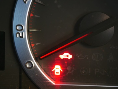 Kontrolka auta z kluczykiem potrafi sparaliżować kierowcę. Jak szybko rozwiązać problem?