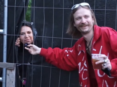 Fanka zza płotu z nietypową prośbą do Sariusa