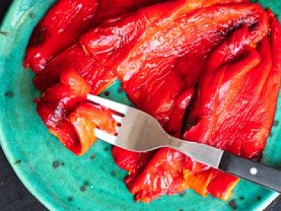 Ten trik pozwala zaoszczędzić wiele czasu. Nie musisz piec papryki, aby zdjąć skórkę