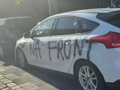 Akt wandalizmu czy głos ulicy? - Na front - wymalowane na aucie Ukraińca