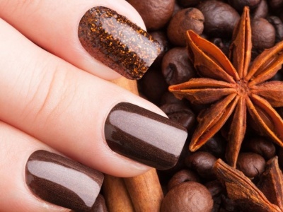 6 stylizacji paznokci na jesień 2025. Kawa i matcha w roli głównej