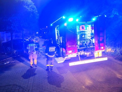 Alarm przy ul. Bajkowej. Strażacy sprawdzali zgłoszenie o niebezpiecznej substancji w garażu podziemnym [ZDJĘCIA]