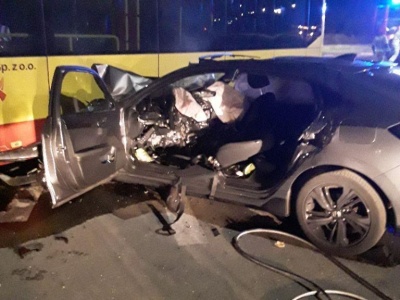 Groźny wypadek z udziałem autobusu MPK na Olechowie. Kierowca osobówki zaklesczony w pojeździe