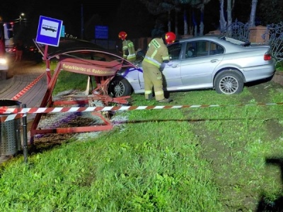 Kierowca BMW zmiażdżył wiatę przystankową w Świerklańcu i uciekł z pasażerem