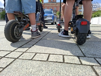 Skandaliczne sceny w Warszawie. Piesi uciekają przed nastolatkami na hulajnogach