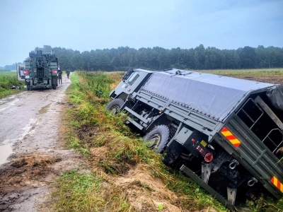 Wojskowy Jelcz w rowie. Pomógł Hardun