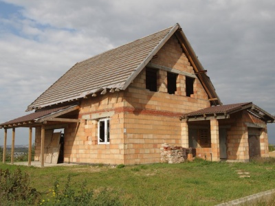 Właściciele działek w potrzasku. Nowe przepisy mogą zablokować im budowę domu