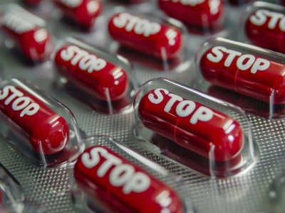 „Leki to nie słodycze”. Sprawdź, jak bezpiecznie stosować leki bez recepty