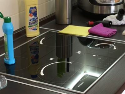 Wylałam przypadkowo na płytę indukcyjną. Błyszczy się jak lustro