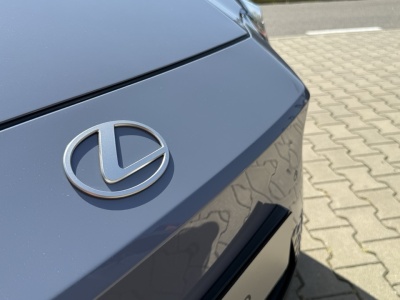 Lexus zachęca klientów. Kup teraz naszego SUV-a, bo potem będzie słabszy