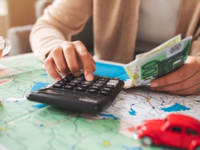 Raport. Polacy oszczędzają na wakacje cały rok, ale w podróży nie odmawiają sobie niczego