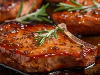 Zalewam kotlety ze schabu gazowanym napojem, a potem duszę je 10 minut. Wychodzą kruche i soczyste