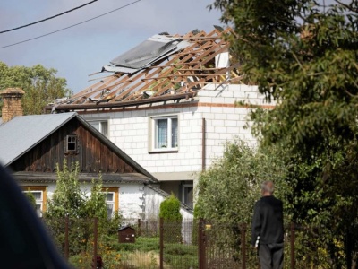 Uszkodzony dom w Wyrykach. Media: spadła na niego polska rakieta, a nie dron