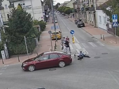 Młodzi na hulajnodze wjechali w bok auta i uciekli. Nagranie z Wołomina