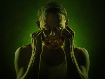 To będzie najstraszliwszy rozdział „Potwórów” – Charlie Hunnam jako Ed Gein w zwiastunie