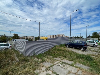 Żłobek czy parking? Radny zapewnia, że powstanie jedno i drugie