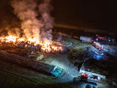 Ogień strawił słomę z tegorocznych zbiorów na jednym z gospodarstw rolnych w Józefowie.