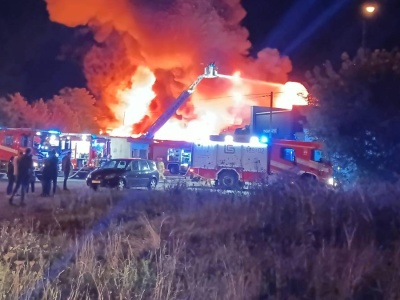 Ogromny pożar w Czeladzi. Służby apelują do mieszkańców