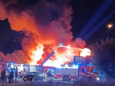 Wielki pożar w Czeladzi. Ogień widać z innych miast. Dramatyczny apel do mieszkańców