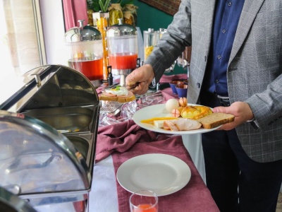 To może być koniec takich śniadań w hotelach. Szykuje się zmiana, turyści będą zaskoczeni