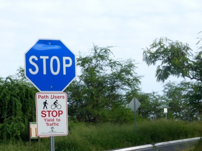 Niebieski znak STOP naprawdę istnieje. To ważny znak dla kierowców