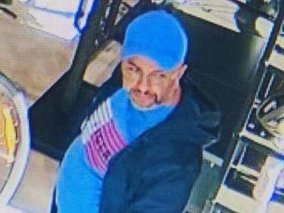 Niemoralny czyn w centrum Wrocławia. Policja szuka mężczyzny ze zdjęcia