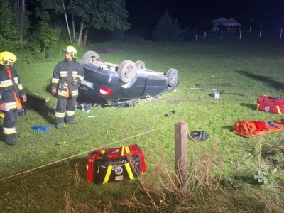 Samochód dachował w nocy. Kobiety zakleszczone w aucie, strażacy walczyli o ich uwolnienie
