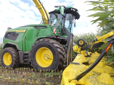Największa sieczkarnia polowa John Deere’a ma teraz ponad 1000 KM. Właśnie wjechała na pola