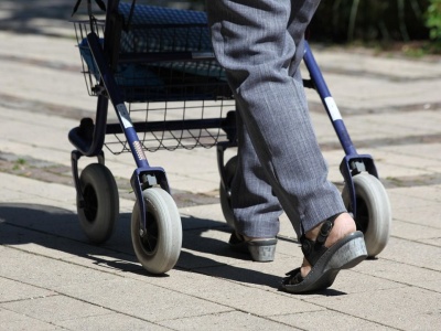 Seniorzy mogą zostać bez pieniędzy. ZUS nie zleci przelewu, jeśli zapomnisz o tym dokumencie