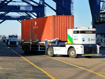 Już 68 ciągników bez kabin i kierowców w porcie Felixstowe – podwojenie floty