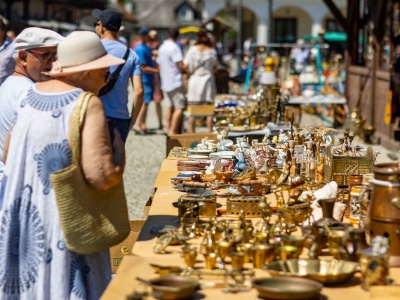 Kiermasz Staroci w Nowym Sączu. Skarby z duszą, winyle i książki w Miasteczku Galicyjskim