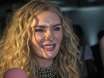 Z celi na wybieg. Anna Delvey wraca na New York Fashion Week z opaską dozoru na kostce