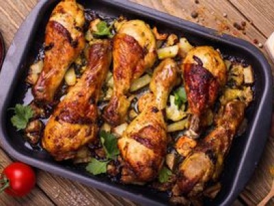 Pałki z kurczaka piekę z nietypowymi owocami. Połączenie smaków zachwyci nawet najbardziej wybredną teściową