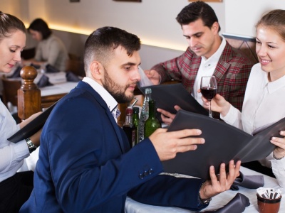 Dostał wysoki rachunek w restauracji i chciał oskarżyć ją o nieuczciwe praktyki. Co na to prawo?