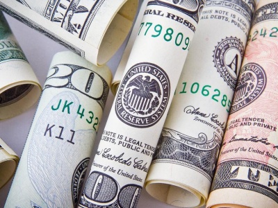 Dolar najniżej od dwóch lat. Rynki czekają na decyzję Fed