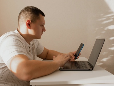 Dziecko jedzie na studiach, rodzice łapią się za portfele. 