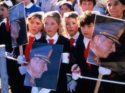 Sprzedawane dzieci. Maria miała 19 lat, gdy urodziła bliźniaczki, spotkała je po 45 latach