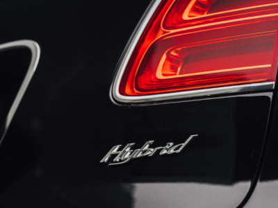 Samochody hybrydowe problematyczne w serwisie? Specjalista z sieci serwisowej wyjaśnia.