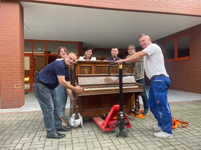 100-letnie pianino ze świdnickiej fabryki trafiło ze szkoły do pałacu [FOTO]