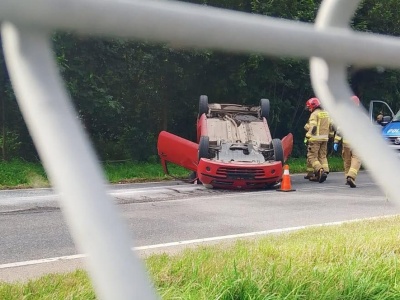 Nissan uderzył w busa i wywrócił się na dach. Kierowca został przetransportowany do szpitala