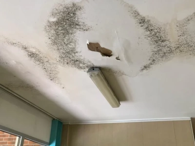 Wiadra na wodę w miejskim ośrodku. MOSiR długo zwlekał z remontem