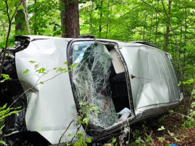 Groźny wypadek w okolicach Zakrętu Śmierci. Auto wypadło z drogi.