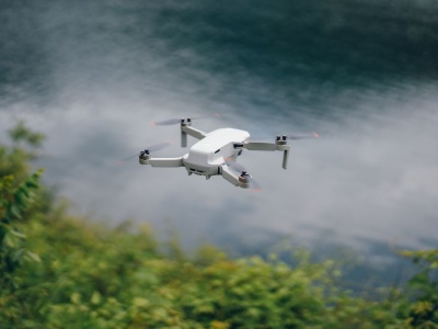 Pierwszy kraj NATO szkoli obywateli z obsługi dronów. Strach przed wojną rośnie z dnia na dzień