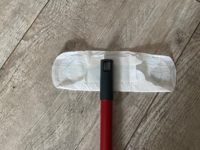 Przykleiłam podpaskę do mopa. Koleżanki się śmiały, a potem zobaczyły efekty