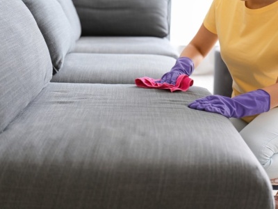 Wyjmij z szafki kuchennej i wyczyść kanapę. Ten trik zasługuje na medal